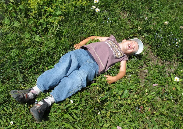 Jongen op gras — Stockfoto