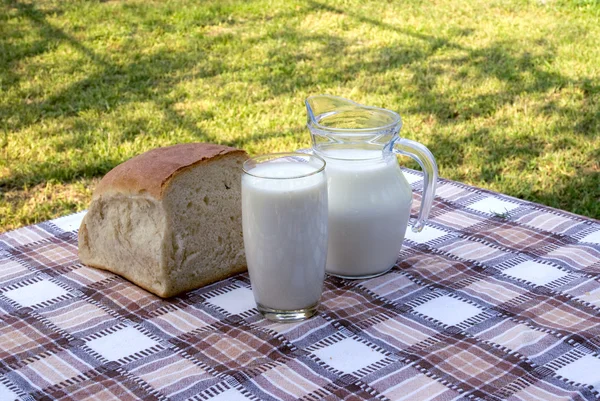 นมและขนมปัง — ภาพถ่ายสต็อก