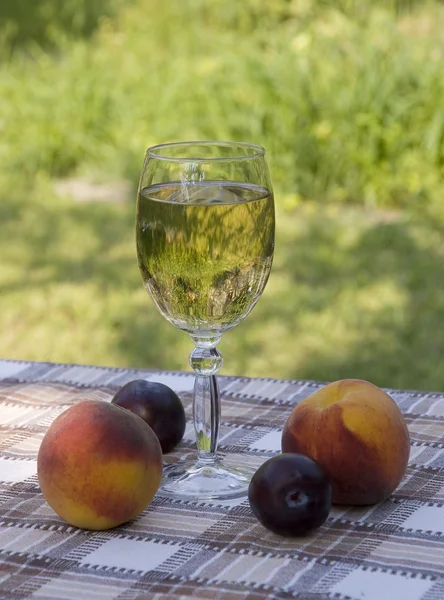 Frutas e vinho — Fotografia de Stock