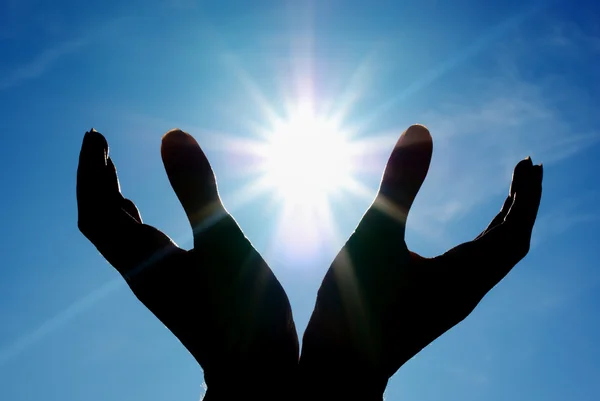 Solen i händerna. — Stockfoto