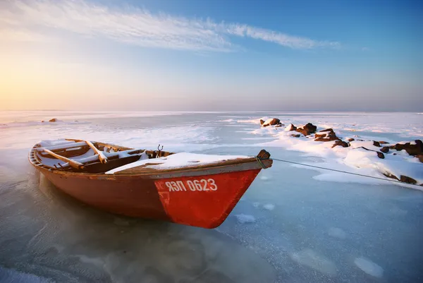 Röd båt på sunset — Stockfoto