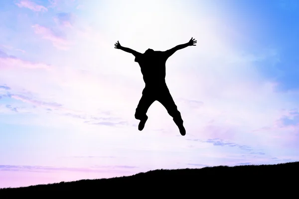 男は空へジャンプします。 — ストック写真