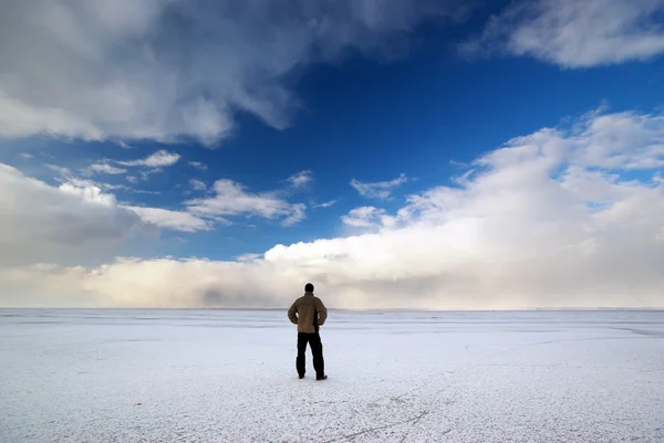 남자와 겨울 — 스톡 사진
