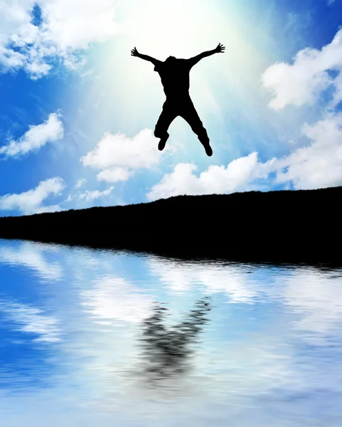 Homem salta para o céu . — Fotografia de Stock