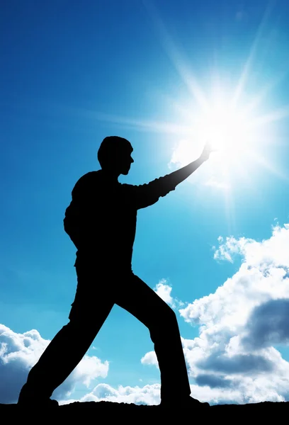 Muž dotek slunce — Stock fotografie