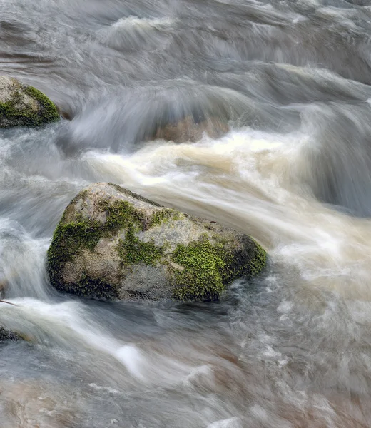 Sten på en river ström — Stockfoto