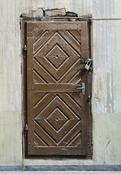 A porta fechada na fechadura em um cofre da igreja — Fotografia de Stock