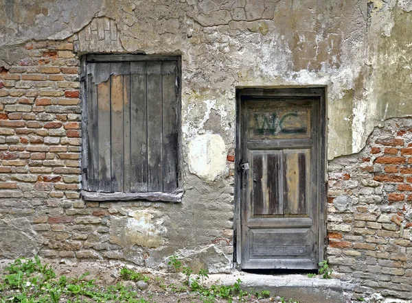 Kırık eski sokak ev — Stok fotoğraf