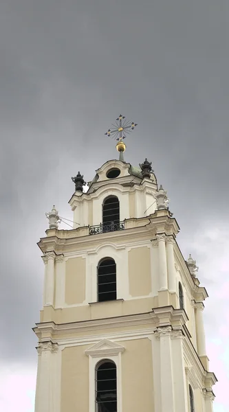Vilnius Üniversitesi Kilisenin çan kulesi — Stok fotoğraf