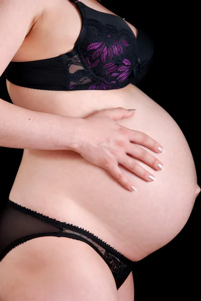 검은 바탕에 배꼽 임신한 여자 — 스톡 사진