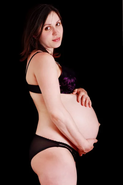 Ciąża kobieta na czarnym tle — Zdjęcie stockowe