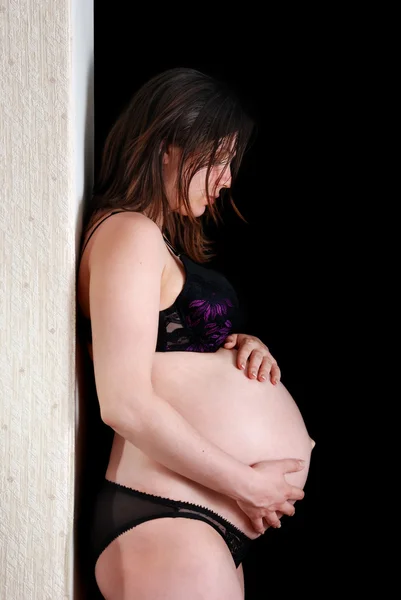 काळ्या पार्श्वभूमीवर गर्भधारणा महिला — स्टॉक फोटो, इमेज