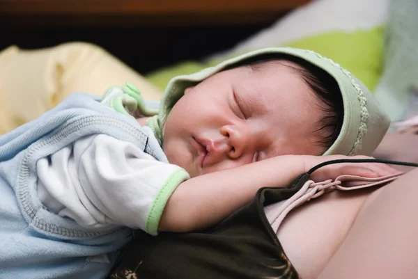 Bebé recién nacido durmiendo —  Fotos de Stock