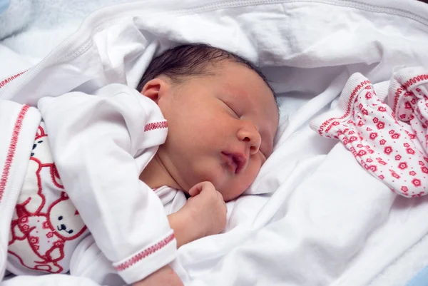 Милая новорожденная малышка — стоковое фото