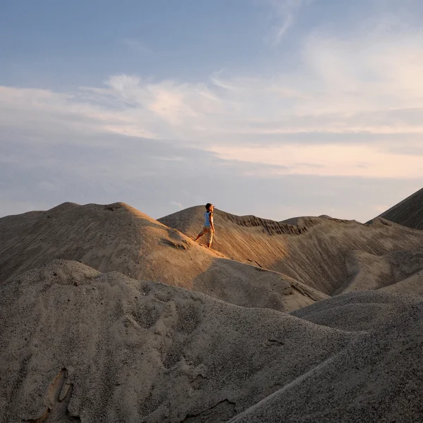 Stock image Young man go up in sand desert