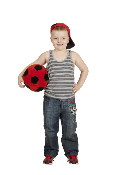 Liten pojke står med bollen i sina händer — Stockfoto