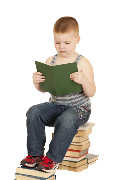 A kisfiú könyvet olvas. — Stock Fotó