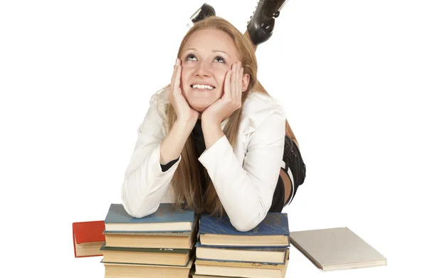 Meisje leunde haar ellebogen op de boeken en kijk omhoog — Stockfoto