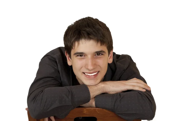 Молодий чоловік сидить на стільці — стокове фото