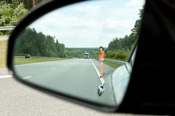 Reflejo de la chica en el espejo y el coche de carretera — Foto de Stock