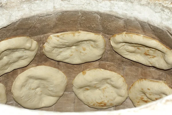 Cuocere il pane pita in un forno a pietra — Foto Stock