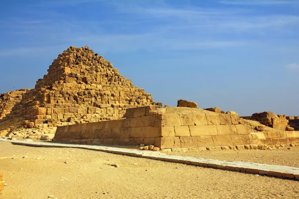 Pirâmide de egito pequeno em Gizé — Fotografia de Stock