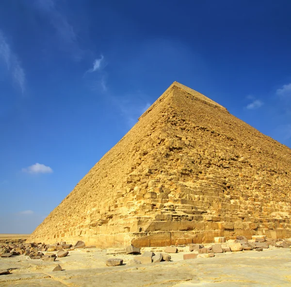 Известная древняя египетская пирамида Хеопса — стоковое фото