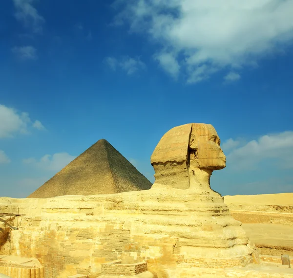 Egypt Cheops pyramid and sphinx — Stock Photo, Image