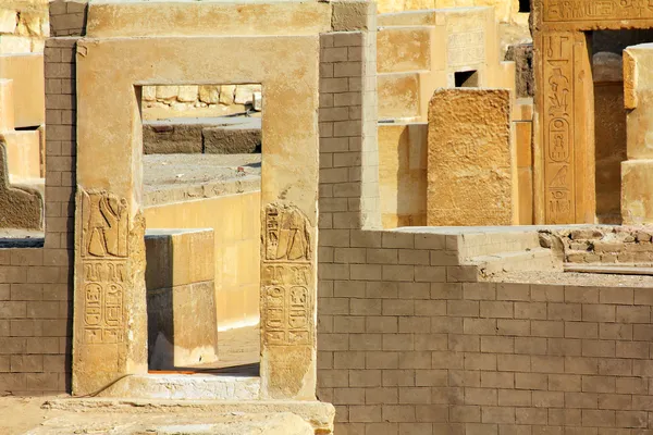 老建筑与埃及象形文字 — 图库照片