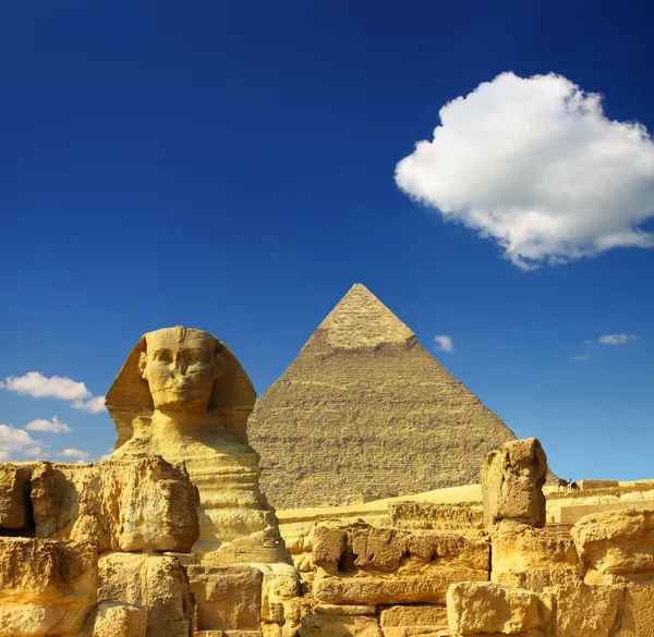 Egypt Cheops pyramid and sphinx — Stock Photo, Image