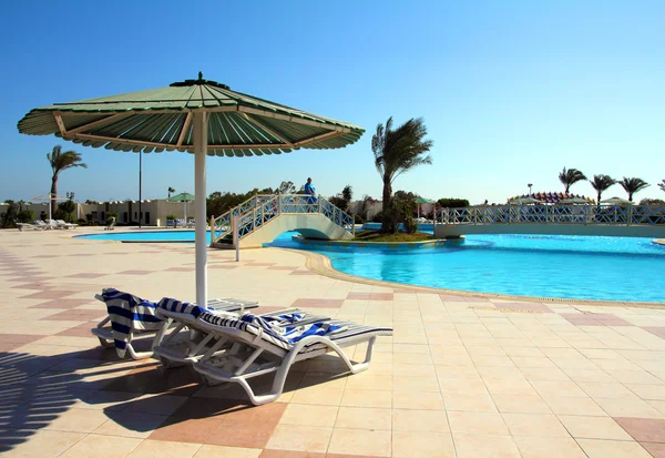 Sonnenschirm und Schwimmbad im Hotel — Stockfoto
