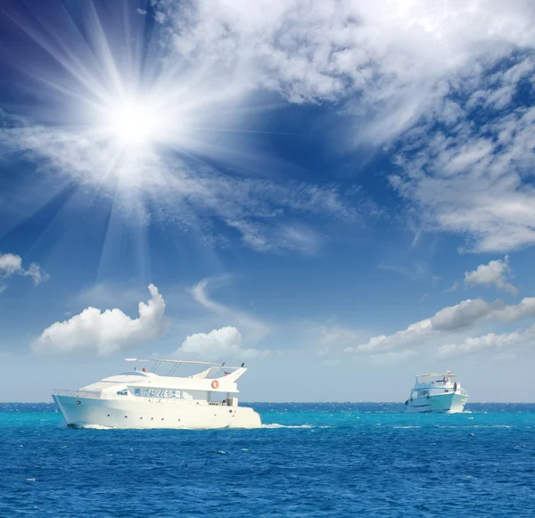 Білі човни пливуть на бірюзовому морі — стокове фото
