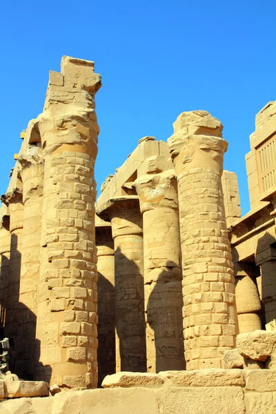 Kolumny w Egipcie świątyni karnak — Zdjęcie stockowe