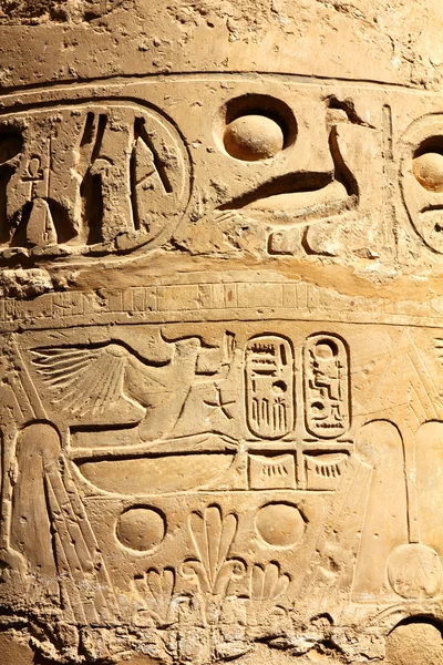 Колонна с древнеегипетскими иероглифами — стоковое фото