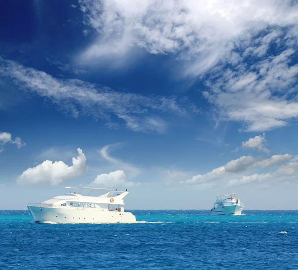 Білі човни пливуть на бірюзовому морі — стокове фото