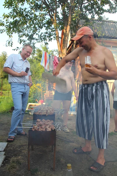 Fête en plein air - préparation shashlik — Photo