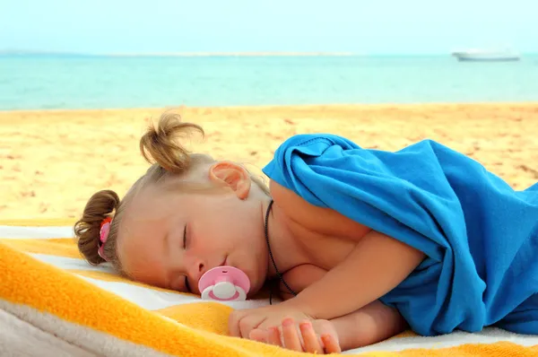 Little girl sleeping on beach — Stock Photo, Image