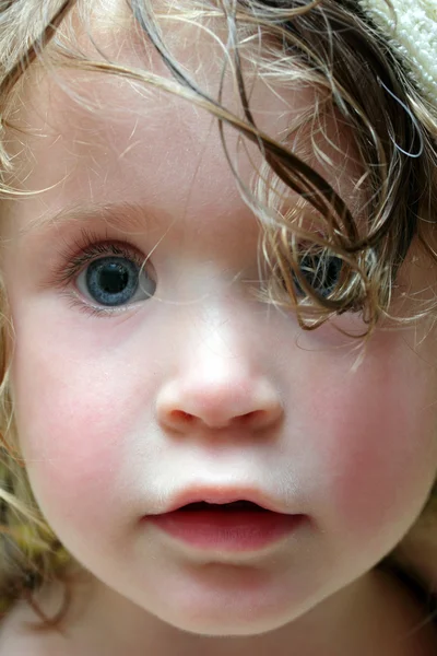 Portrét malé roztomilé děvče po koupeli — Stock fotografie