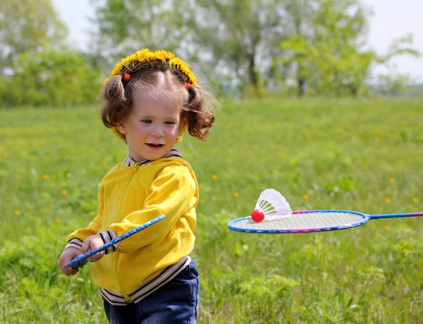 Küçük kız badminton oynarken — Stok fotoğraf