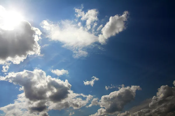 Mraky a slunce na modré obloze — Stock fotografie