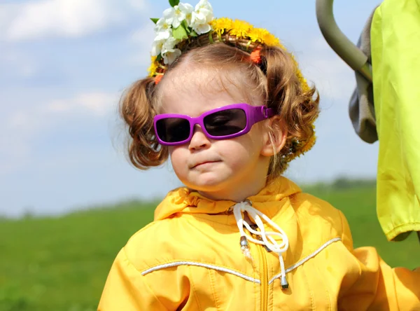 太阳镜可爱有趣的小女孩 — 图库照片