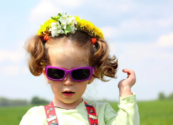 Güneş gözlüklü şirin küçük kız — Stok fotoğraf