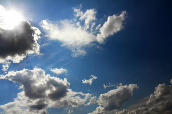 Σύννεφα και ήλιο στο μπλε του ουρανού — Φωτογραφία Αρχείου