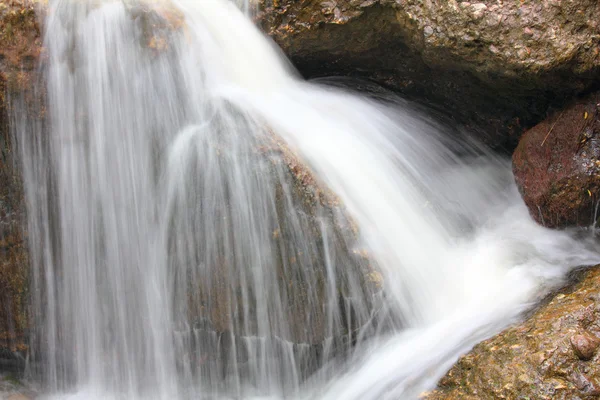 Vattenfall bland klipporna närbild — Stockfoto