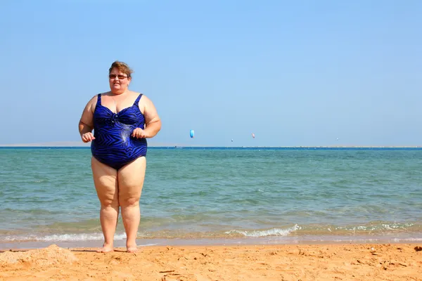 Mulher com sobrepeso na praia — Fotografia de Stock
