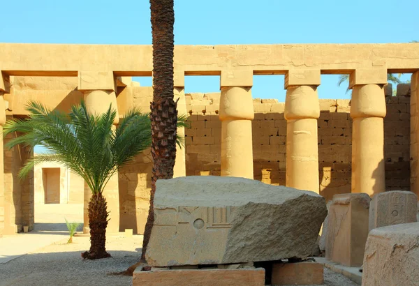 Colonnes dans le temple égyptien karnak — Photo