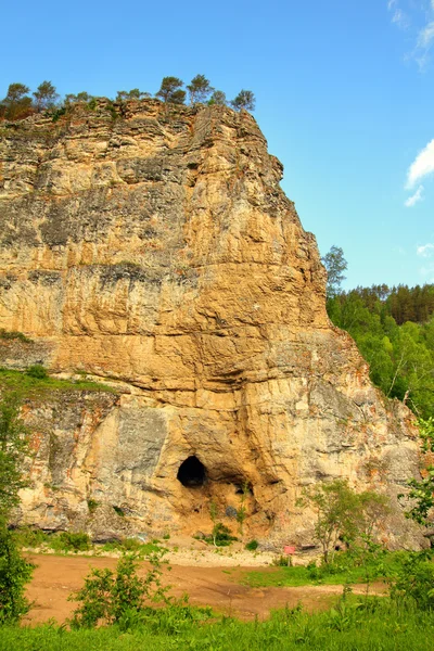 Rocha de Kalimoskan com caverna no sul de Ural — Fotografia de Stock