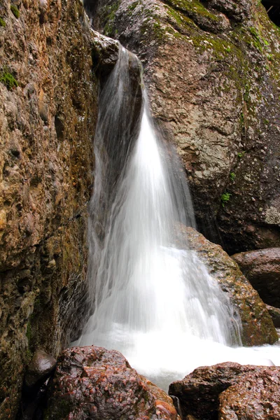 Водопад среди скал крупным планом — стоковое фото