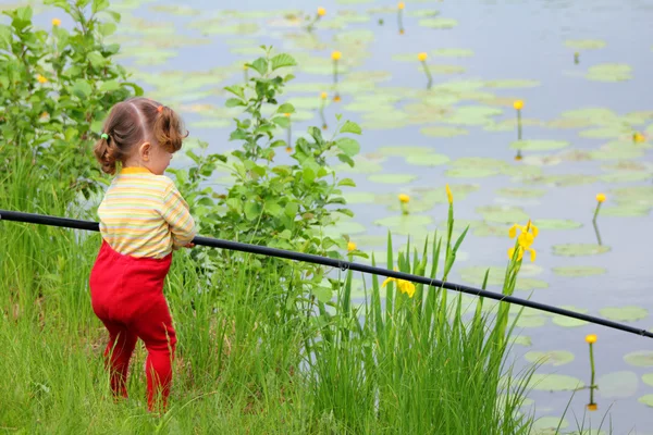 Αλιείας littlle κορίτσι με ράβδο — Φωτογραφία Αρχείου