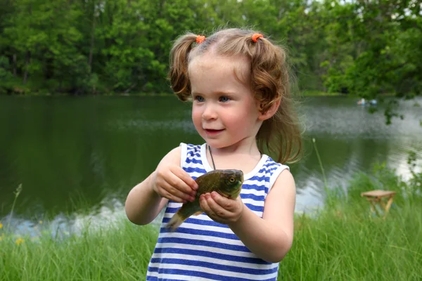 Pesca - piccola ragazza con la cattura di pesce — Foto Stock